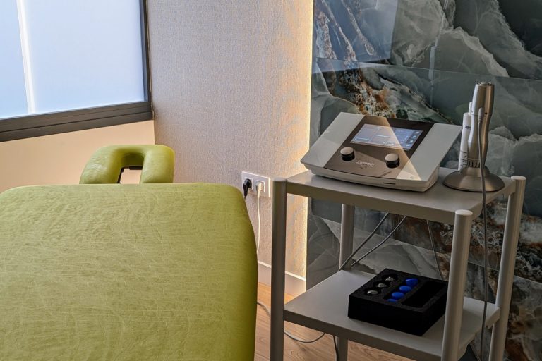 Equipo de ondas de choque en Tándem Fisioterapia - Cáceres