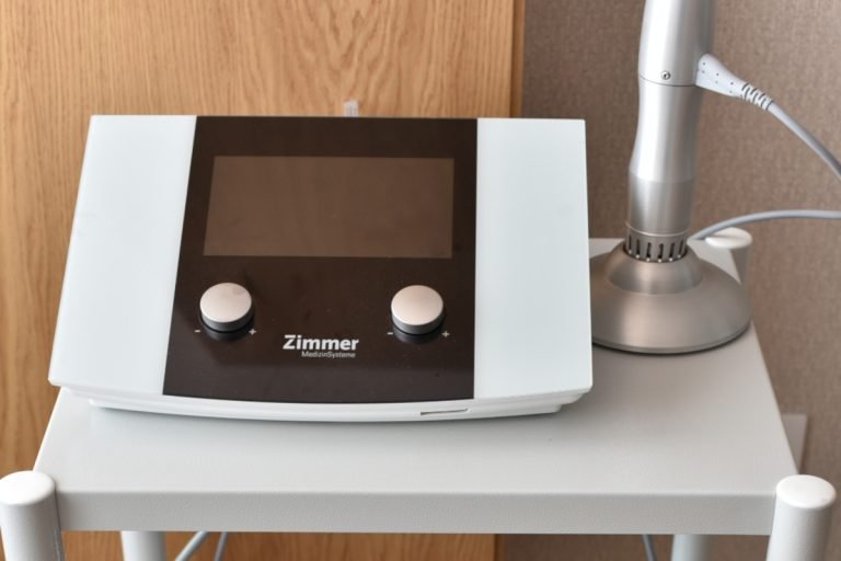 Equipo de ondas de choque en Tándem Fisioterapia - Cáceres